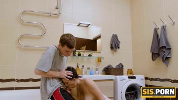 Queenlin's Steamy Step-Sis Surprise: Quick Bathtime Blowjob