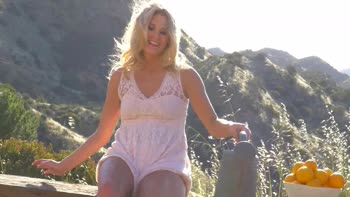 Scarlet Red Sizzles in Sun-Kissed Solo Delight