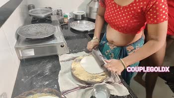 Komal raste par moot rahi thi use kichen m lajakar thoka