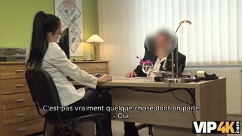 VIP4K. Hot brunette planifie une tournée de concerts mais a besoin d'un énorme prêt