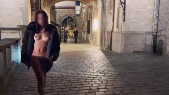 IvyRouge's Sultry Stripped Display in Public Streets