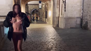 IvyRouge's Sultry Stripped Display in Public Streets