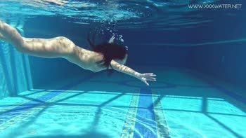 Jessica Lincoln's Underwater Seduction: A Bikini-Free Show