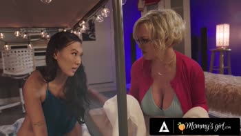 Kimmy Kimm & Dee Williams's Sizzling Lesbian Threesome Showdown
