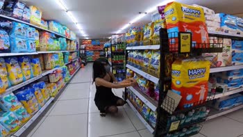 Aiko Maine's Pinay Public Seduction: Handjobs & Flashing