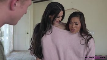 Stepmom and Sis Get Stuck Together - S17:e1