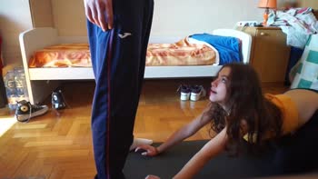 Ruspatia's Yoga Lesson Turns into Amateur Blowjob & Cumshot