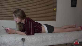 Blonde Babe Kandyskisses Gets Cumshot in Shorts