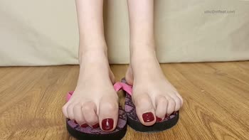 Unic0rnFeet's Flip Flop Frenzy: Toe-Tally Captivating POV Solo