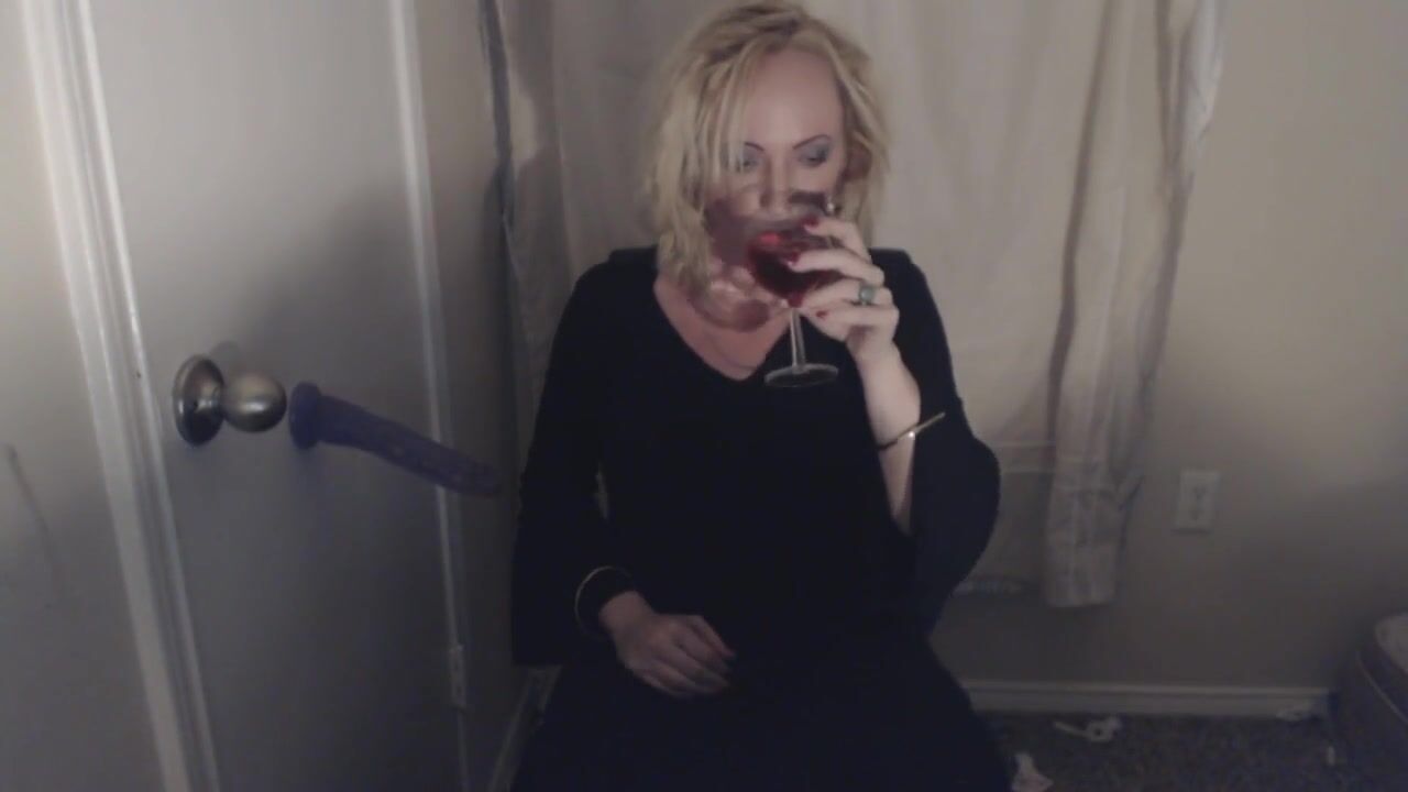 Goth Tranny smokes and pleasures herself.