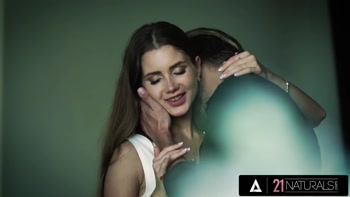 Sultry Brunette Seduces Date With Deep Throat Blowjobs