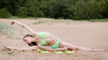 Stunning Beach Babe Unleashes Flexibility in Scorching Solo