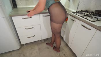 Alina_Rose's Pantyhosed Perfection: A Sexy Cleaning Seduction