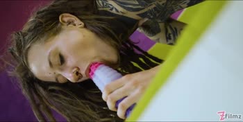 Ceci Milkymouzz wants to stuff her delicious pussy
