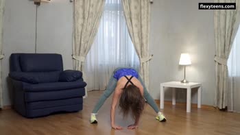Marina's Flexy Delight: Acrobatic Beauty Bends in HD