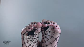 CloseUpFun's Goth Babe Treats Feet to a Rainy Night Cum Shower