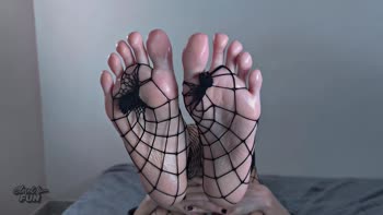 CloseUpFun's Goth Babe Treats Feet to a Rainy Night Cum Shower