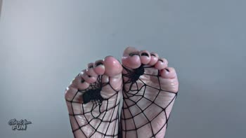 CloseUpFun's Goth Babe Treats Feet to a Rainy Night Cum Shower