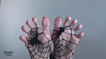 CloseUpFun's Goth Babe Treats Feet to a Rainy Night Cum Shower