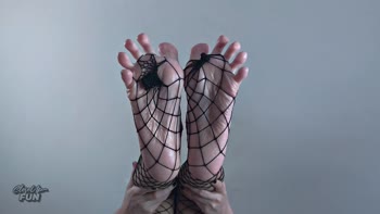 CloseUpFun's Goth Babe Treats Feet to a Rainy Night Cum Shower
