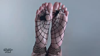 CloseUpFun's Goth Babe Treats Feet to a Rainy Night Cum Shower