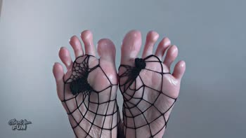 CloseUpFun's Goth Babe Treats Feet to a Rainy Night Cum Shower
