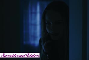 Scarlett Sage Teases Jessie Lee's Curvy Body in Steamy Lesbian Encounter