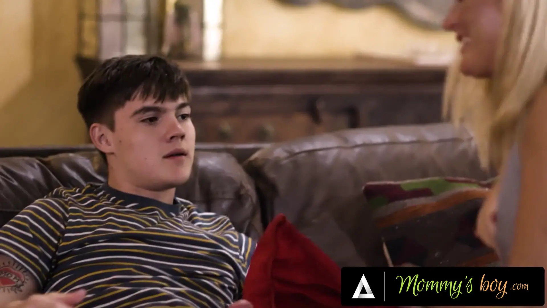 Hung Guy Gives It Doggystyle to His Hot Stepmom & Stretches Her Bubble