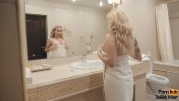 Bella Mur's Curvy Shower Delight: Vibrator Orgasm Bliss