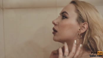 Bella Mur's Curvy Shower Delight: Vibrator Orgasm Bliss