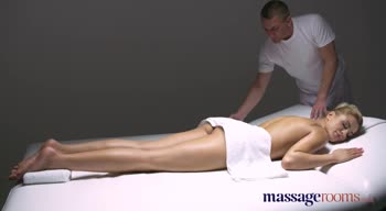 Cherry Kiss's Sizzling Massage Session: Multiple Squirts & Satisfying Blowjobs