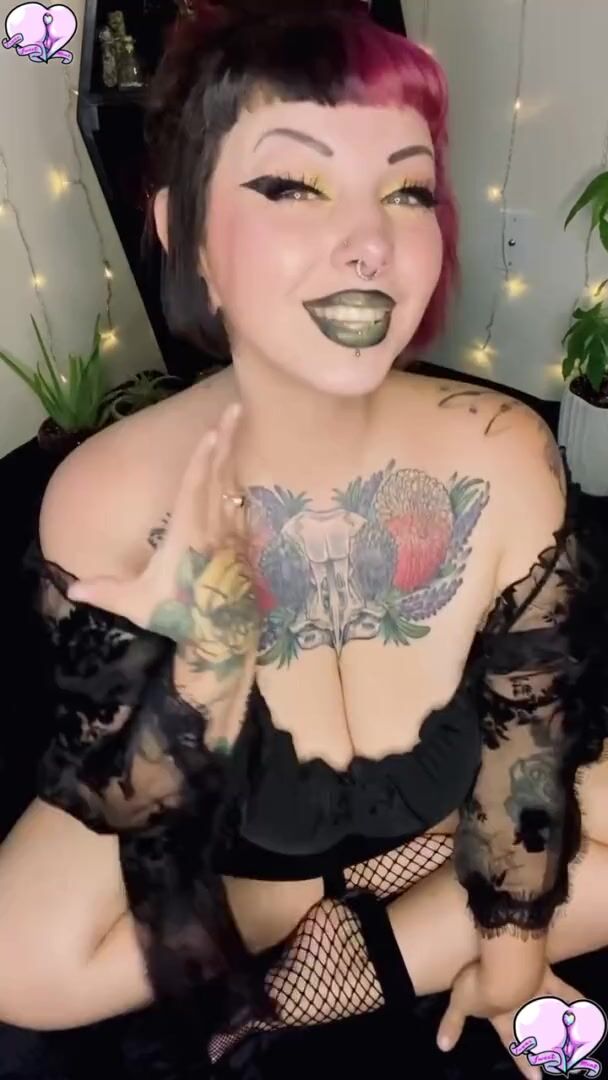 HOT GOTH BBW FUCKS HERSELF UNTIL SHE SQUIRTS