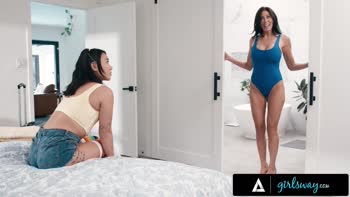 Reagan Foxx Seduces Petite Kimmy Kimm in Sensual Step Fantasy