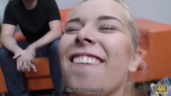 HUNT4K. Le vagin rasé d'une jolie blonde devrait être frappé très fort