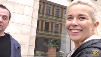 HUNT4K. Le vagin rasé d'une jolie blonde devrait être frappé très fort