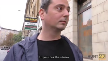 HUNT4K. Le vagin rasé d'une jolie blonde devrait être frappé très fort