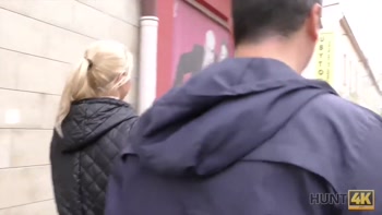 HUNT4K. Le vagin rasé d'une jolie blonde devrait être frappé très fort