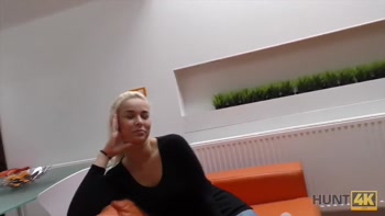 HUNT4K. Le vagin rasé d'une jolie blonde devrait être frappé très fort