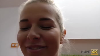HUNT4K. Le vagin rasé d'une jolie blonde devrait être frappé très fort