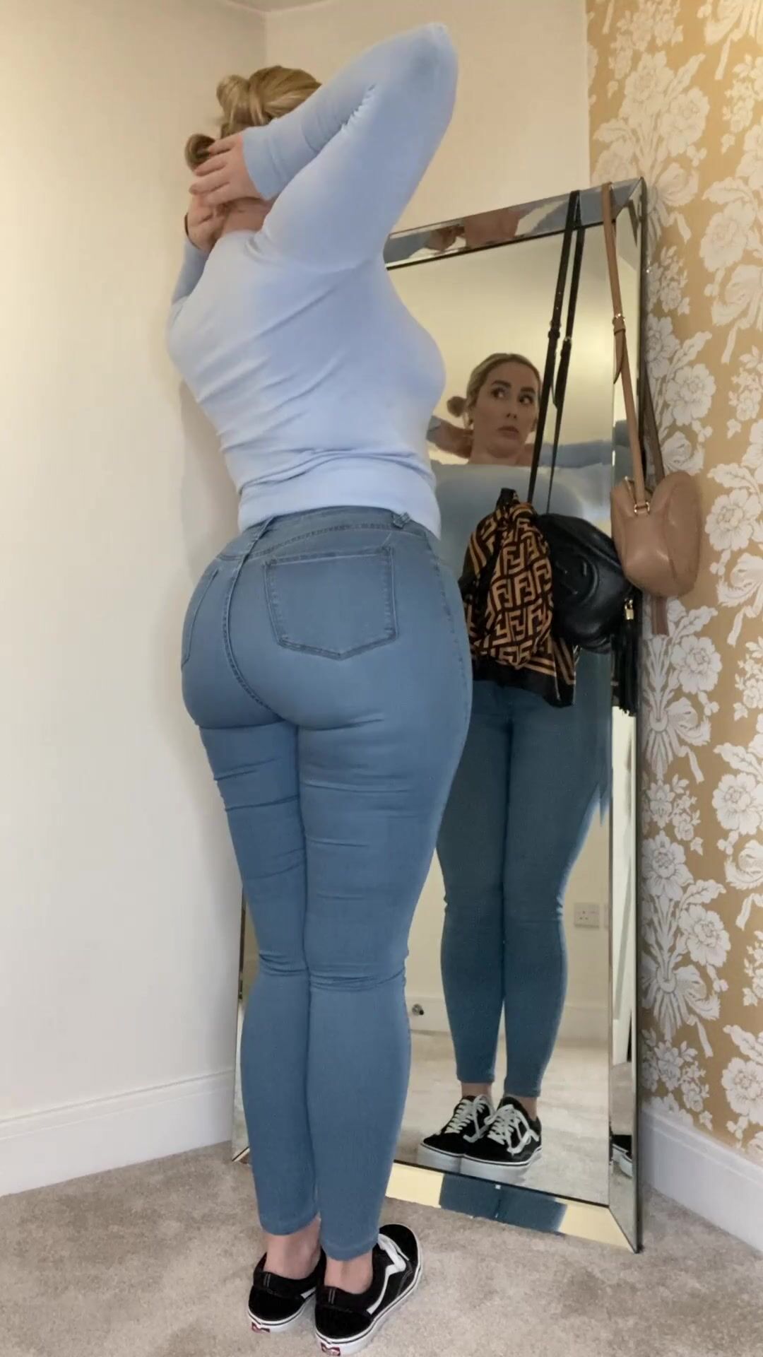 Watch me Tease you with my Big Ass in these Tight Jeans