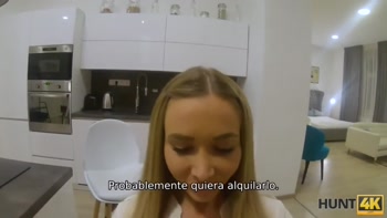 HUNT4K. Brillante agente de bienes raíces complace al cliente frente a un a