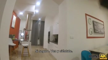 HUNT4K. Brillante agente de bienes raíces complace al cliente frente a un a