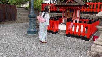 Elle Lee's Japan Vlog - Petite Hottie's Hardcore Kimono Adventure