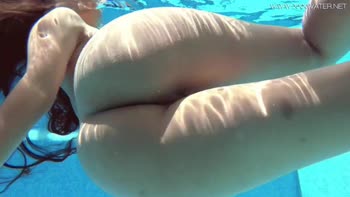 Andreina Deluxe: Submerged Seduction in Underwater Solo