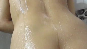 Naty_l19's Sultry Shower Solo