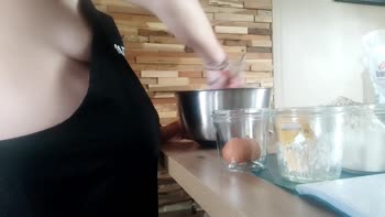 Emiamateur - Baking Sweet Delights at 9 Months Pregnant