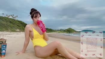 Naomiii Channel - Naomiii's Beachside Surprise: Caught Masturbating in 60FPS HD