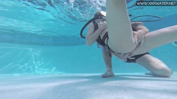Minnie Manga's Sizzling Underwater Seduction