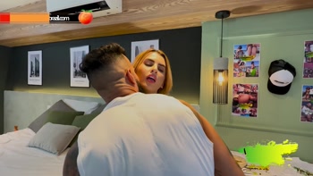 Incredible Blonde Is An Actor's Fan And Goes To His Apartment To Fuck
