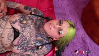 London Ford Teaches Straight Guy A Lesson In Sapphires' Ink 2